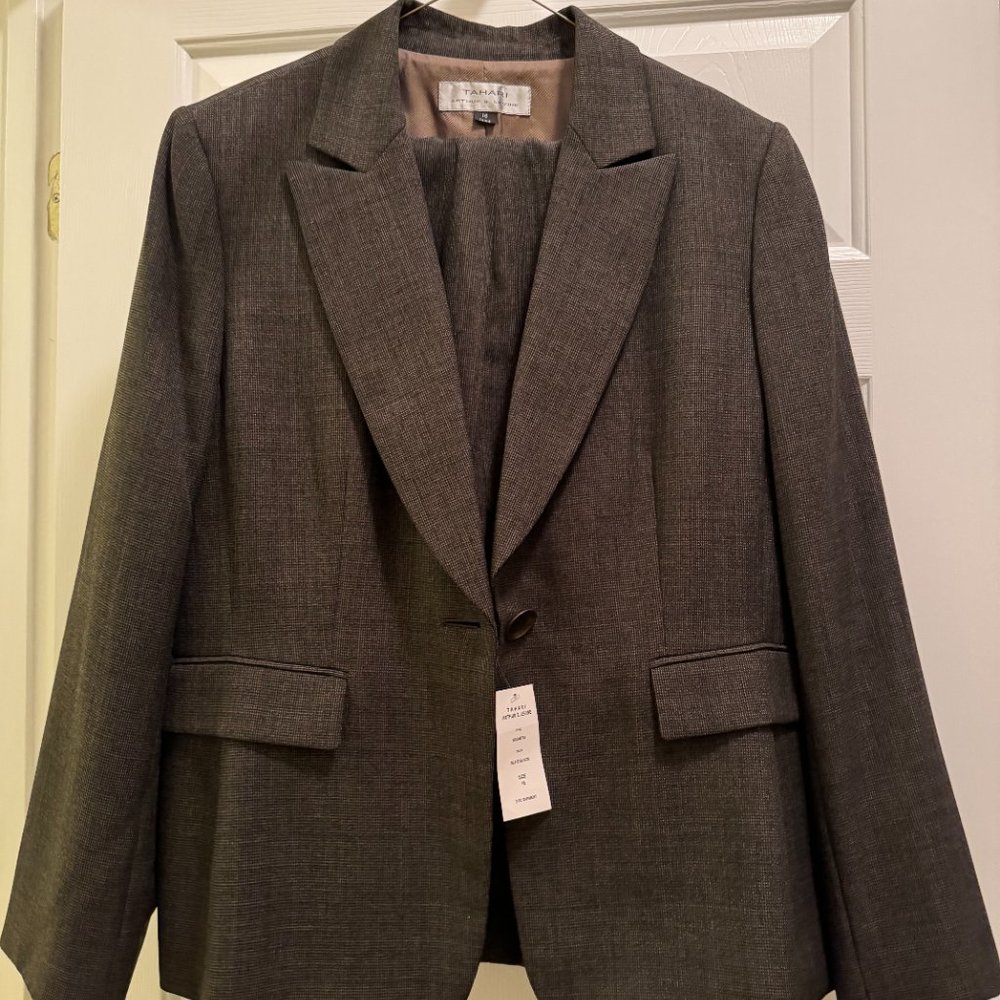 Tahari 2-piece tailored business jacket and pant suit - Misses Size 16
